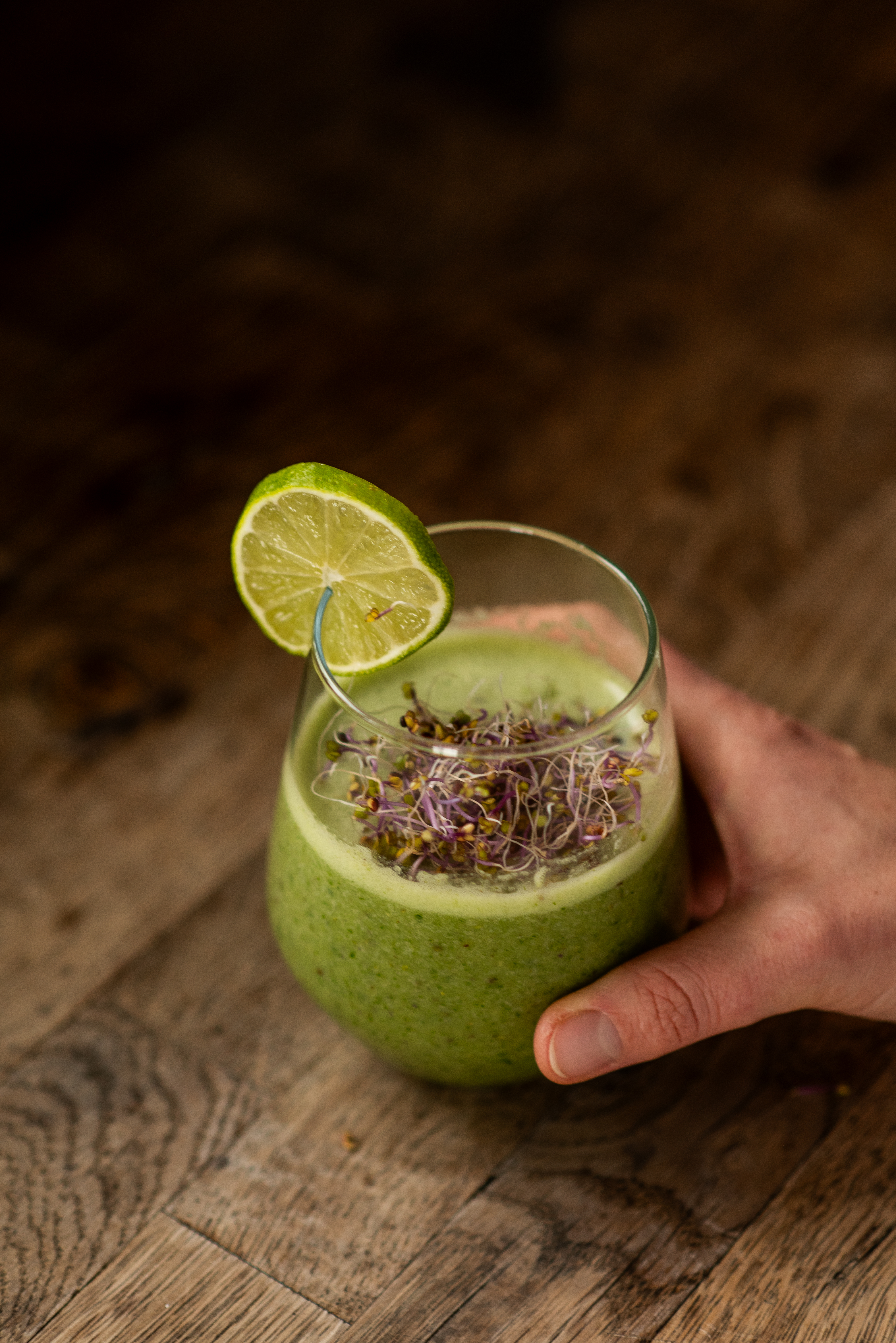 koktajl z jarmużu z kiełkami i limonką